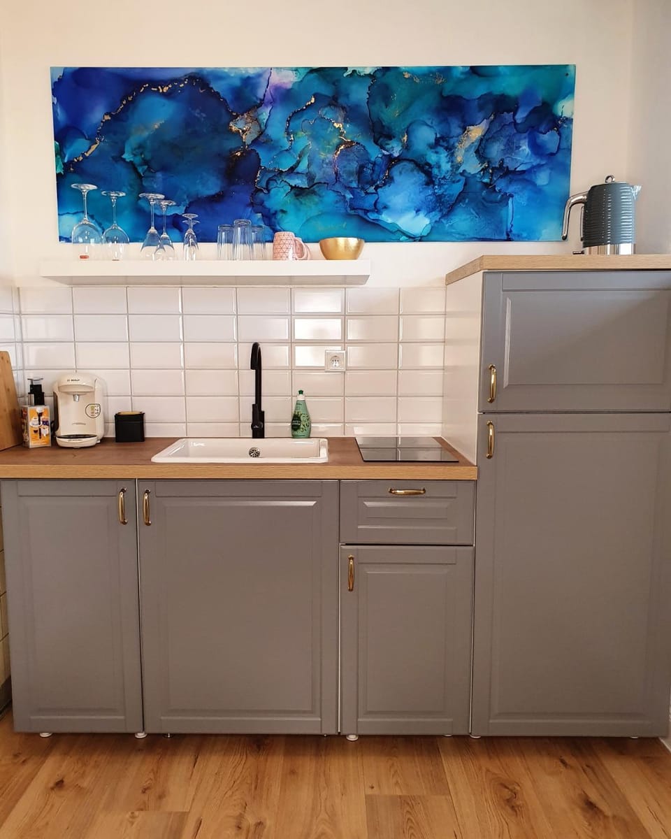 Kitchen or kitchenette, Food and drinks