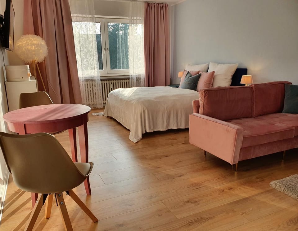 Bed, Living room, Photo of the whole room, Decorative detail, Seating area