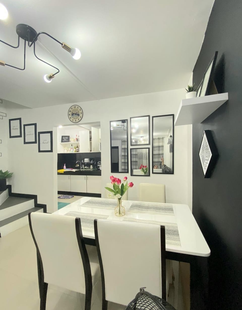Kitchen or kitchenette, Dining area, fireplace