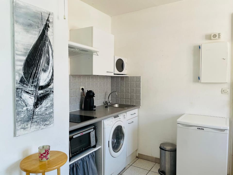 Kitchen or kitchenette