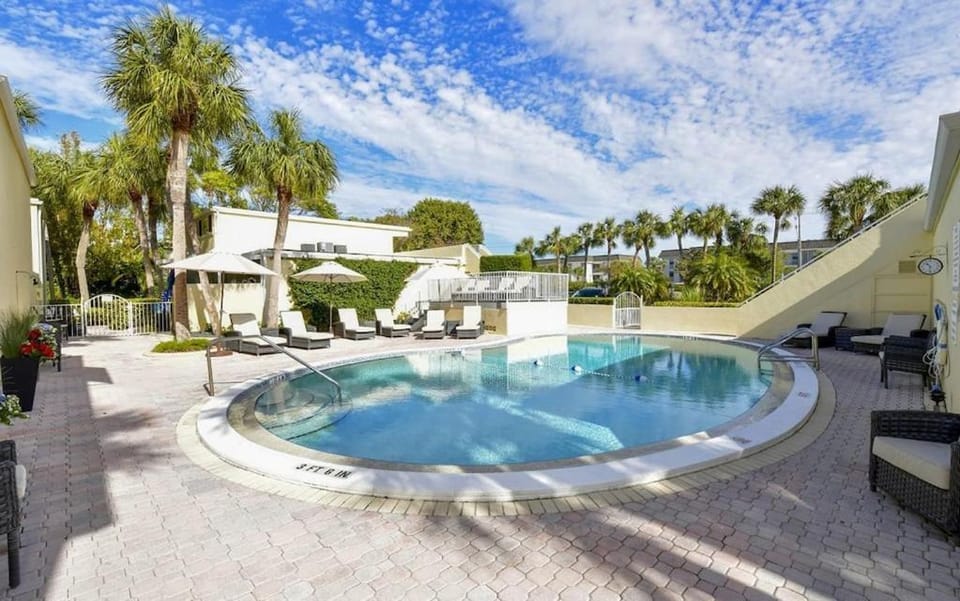 LaPlaya 201C Breathtaking Gulf panorama from this corner end unit with a private stairway to the beach Apartment in Longboat Key