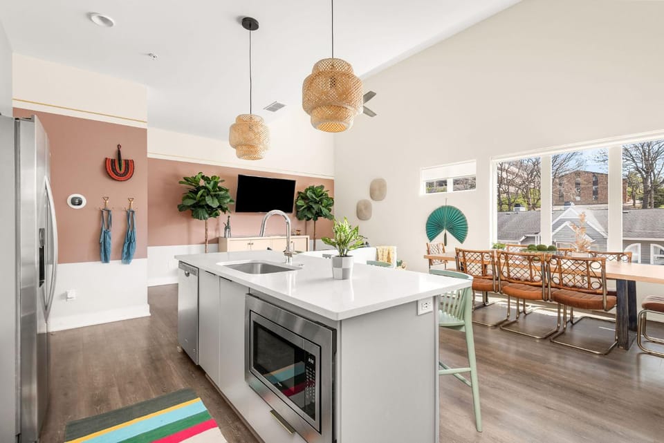 Kitchen or kitchenette, Dining area