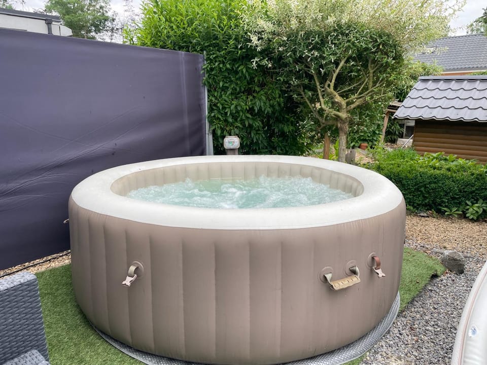 Loft exceptionnel à Wépion avec jacuzzi extérieur l été et cabine infrarouge Cabin in Wallonia, Belgium