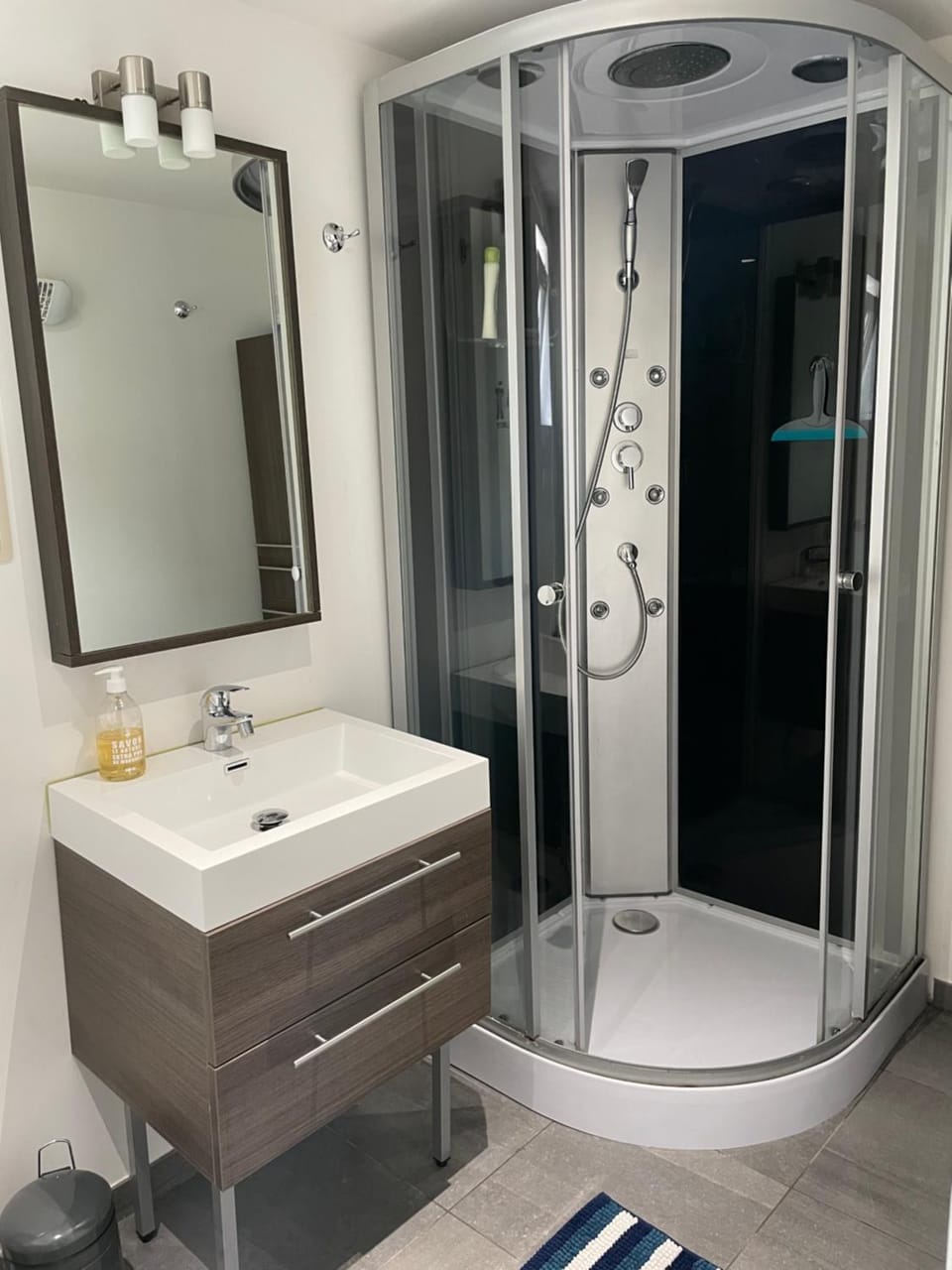 Loft exceptionnel à Wépion avec jacuzzi extérieur l été et cabine infrarouge Cabin in Wallonia, Belgium