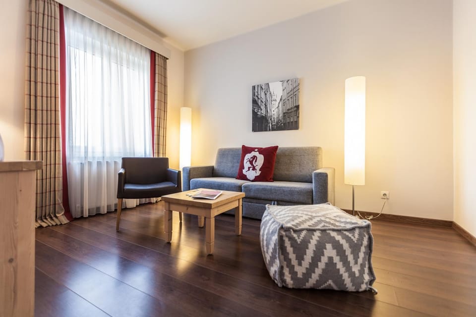 Communal lounge/ TV room, TV and multimedia, Living room, Seating area