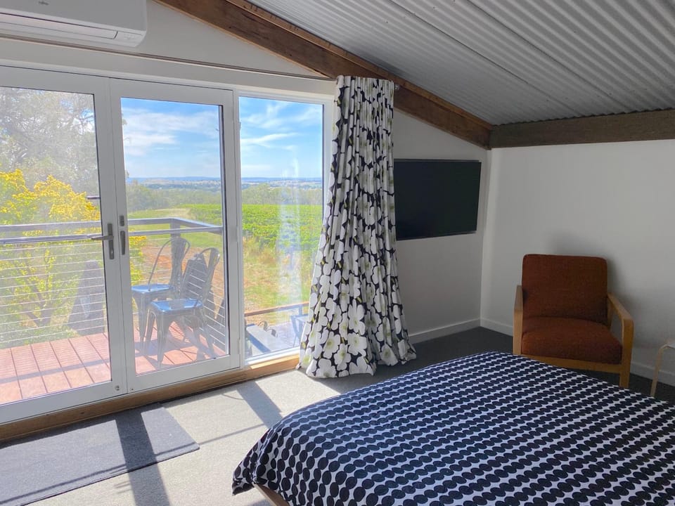 Bed, TV and multimedia, Balcony/Terrace, Seating area, Bedroom