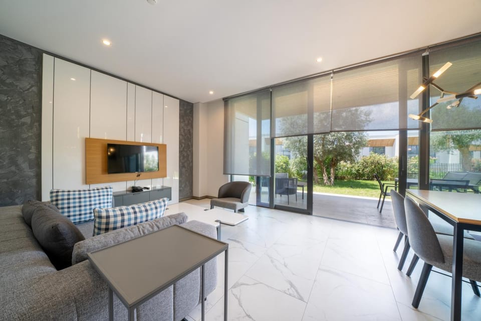 Garden, TV and multimedia, Living room, Seating area, Garden view