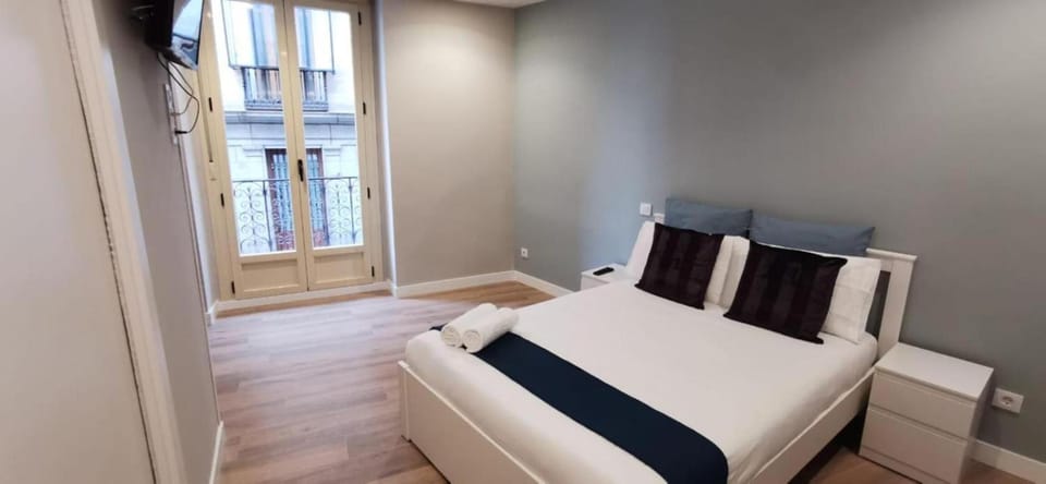 Photo of the whole room, Bedroom