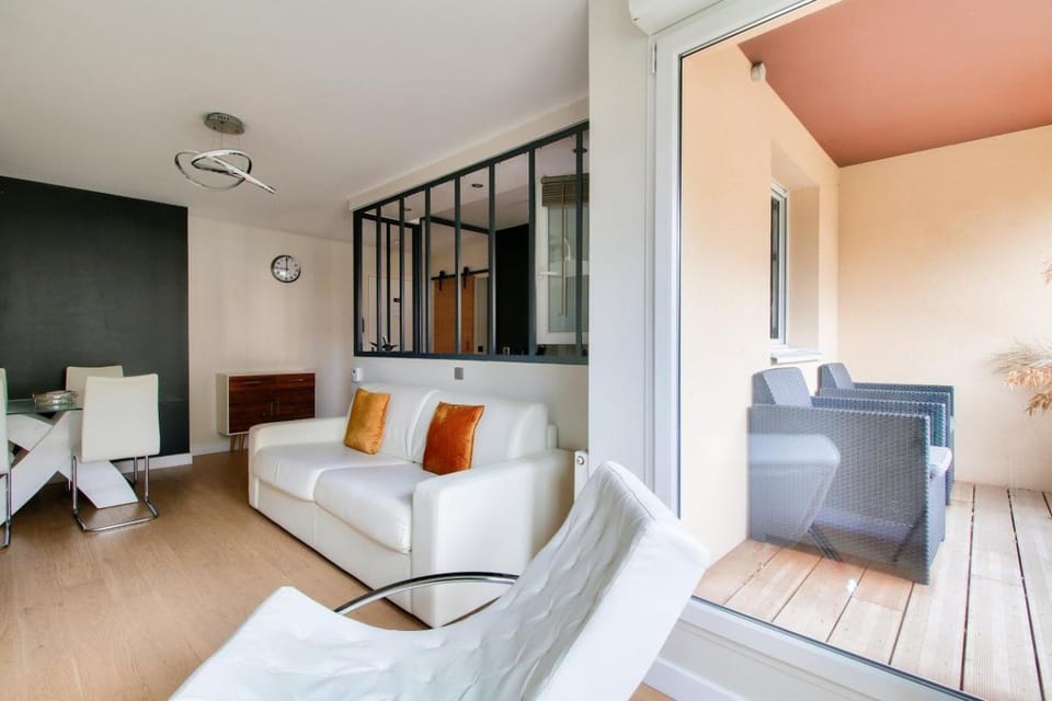 Bed, Living room, Photo of the whole room