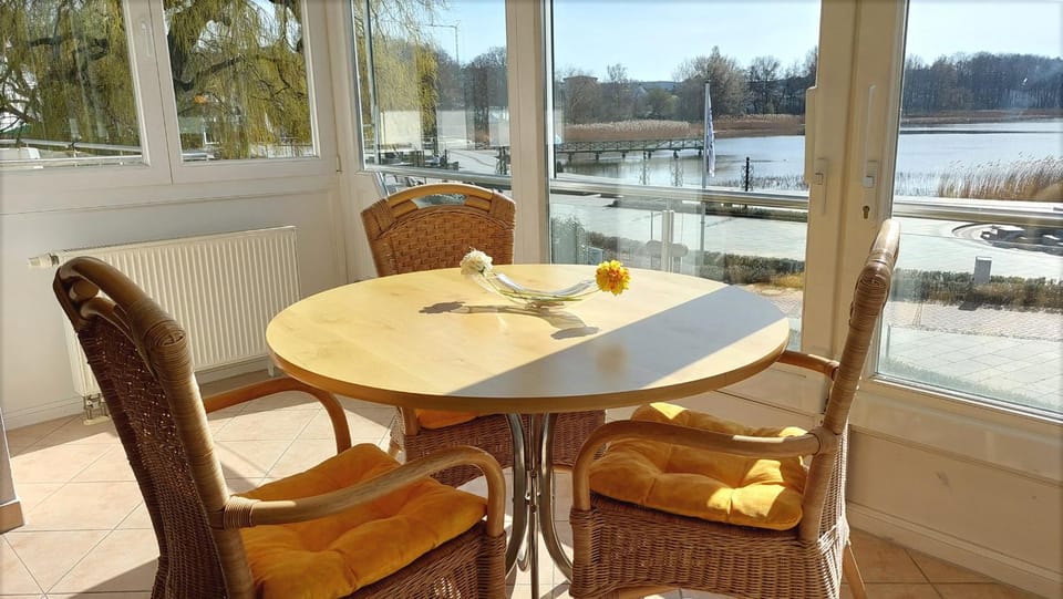 View (from property/room), Seating area, Dining area