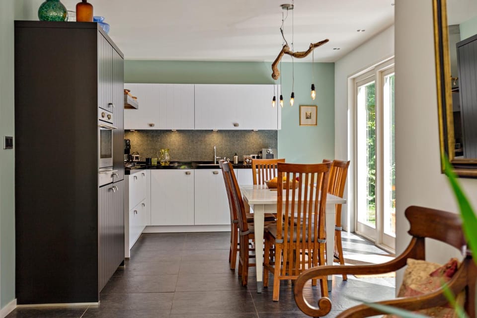 Kitchen or kitchenette, Dining area, stove