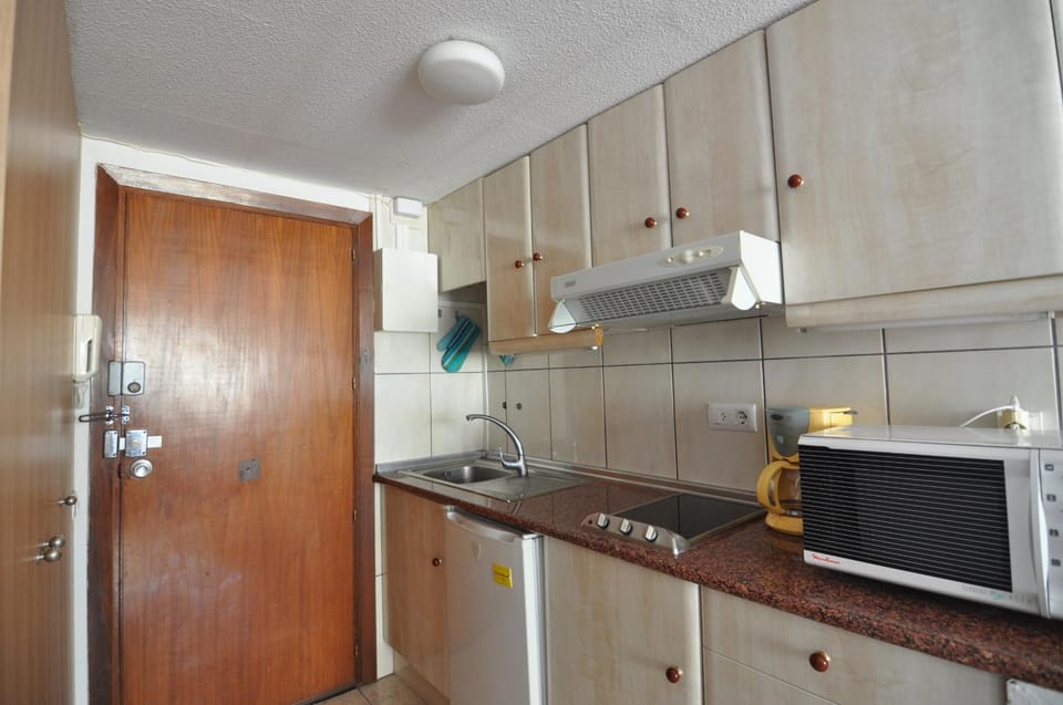 Kitchen or kitchenette, minibar, stove