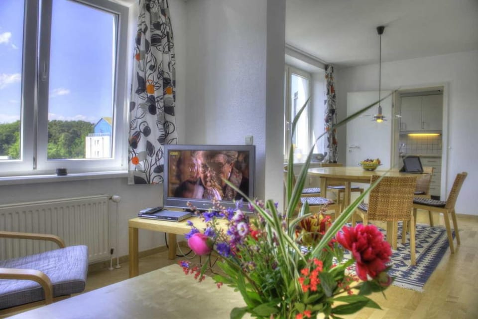 TV and multimedia, Living room, Seating area, Dining area