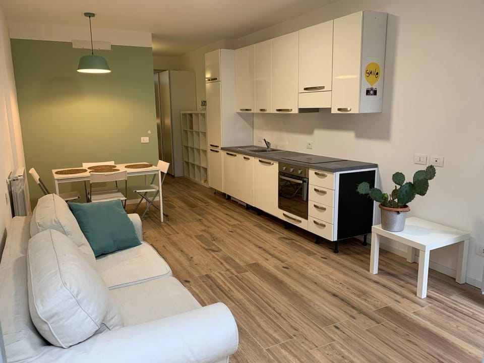 Kitchen or kitchenette, Living room, Seating area, Dining area