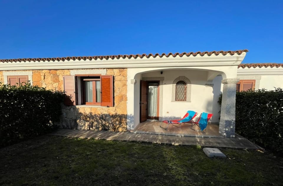 Property building, Patio, Facade/entrance, Garden
