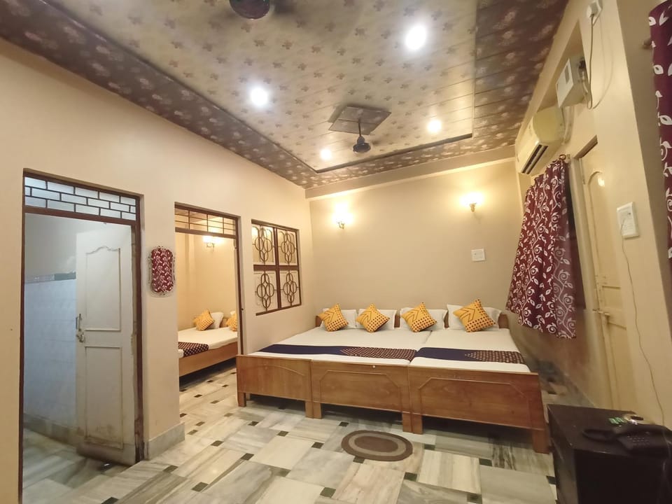 Living room, Photo of the whole room, Seating area, Bedroom