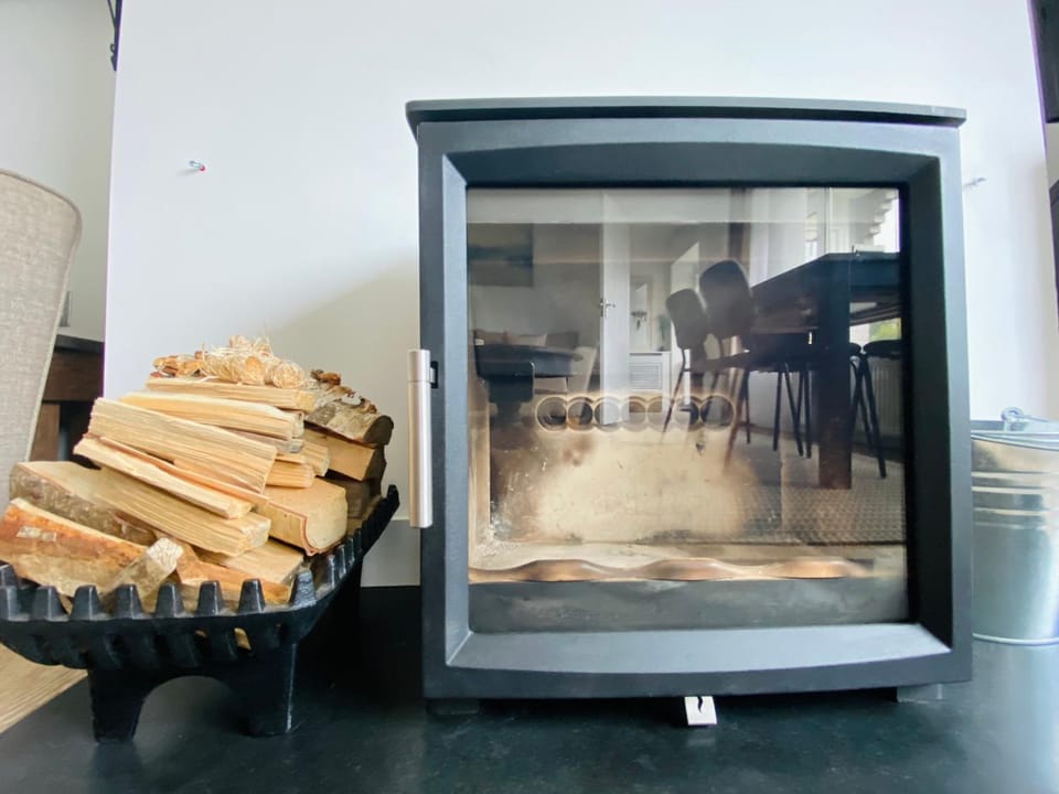 Two Sails Brixham - Spacious modern family seaside home - parking - wood-burner - dog friendly House in Brixham