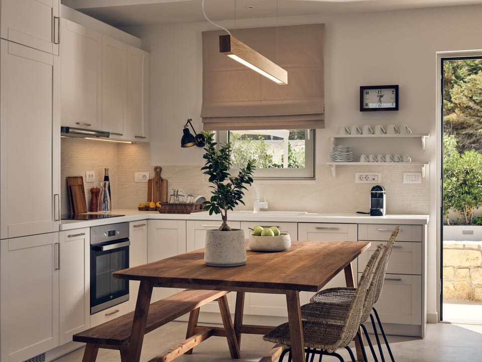 Kitchen or kitchenette, Dining area