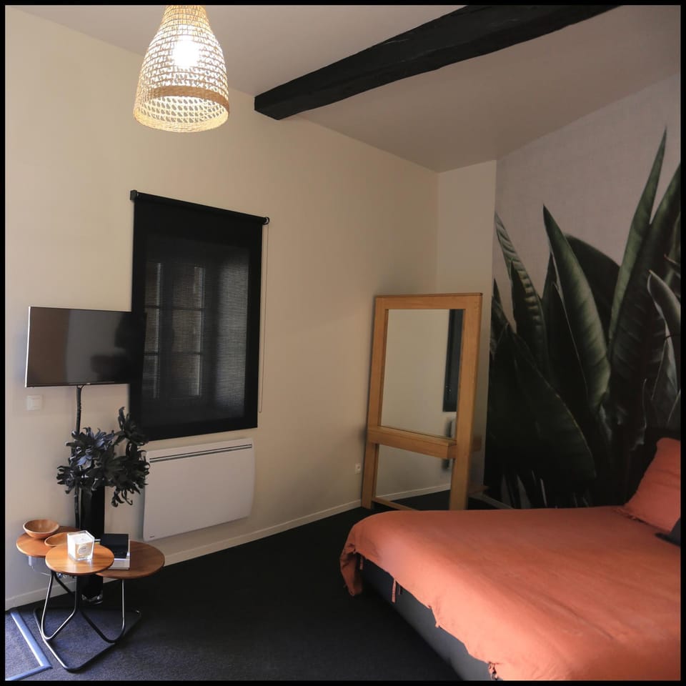 Bed, TV and multimedia, Photo of the whole room, Bedroom