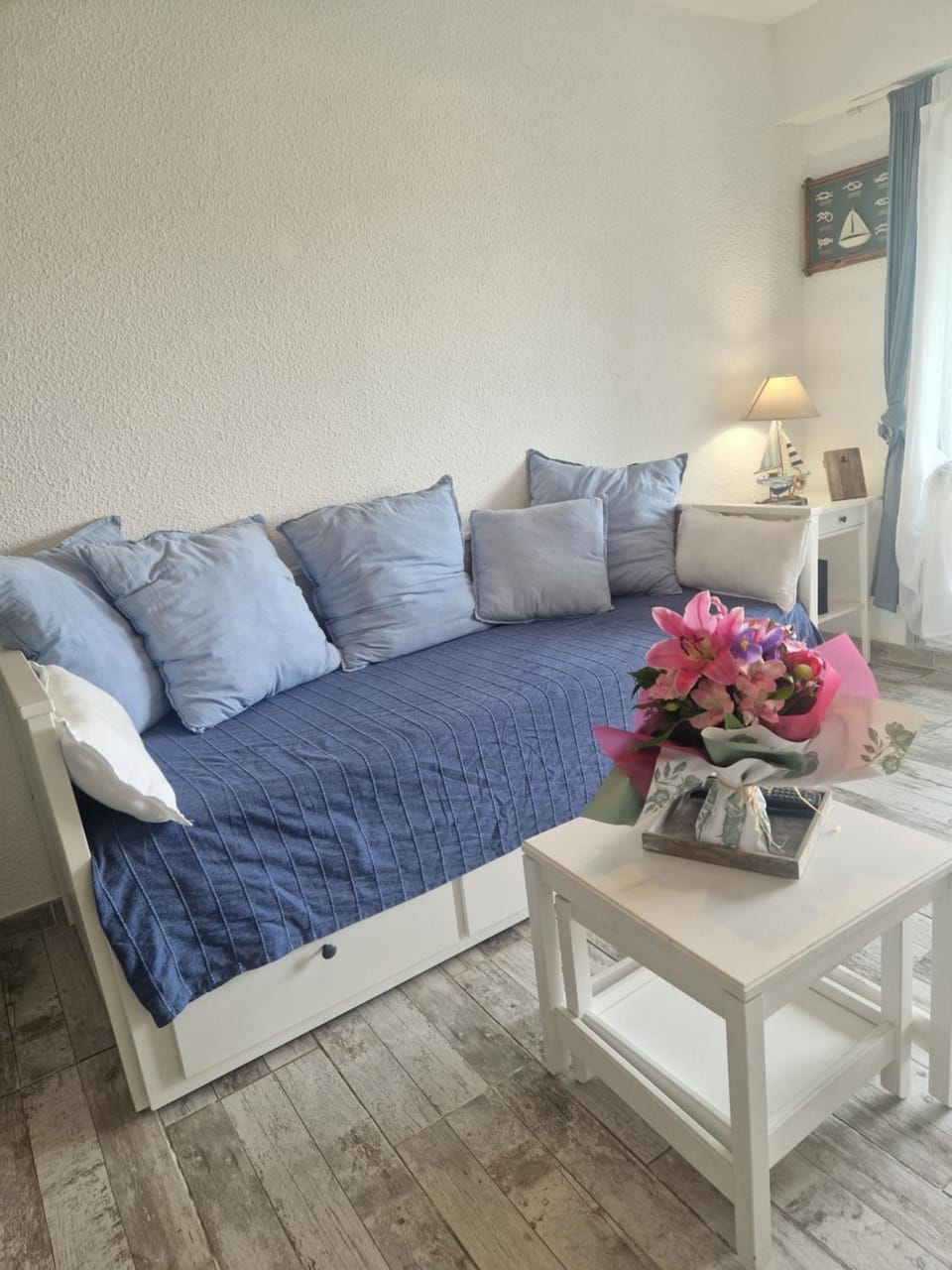 Bed, Living room, Photo of the whole room, Seating area