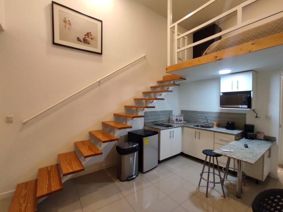 Kitchen or kitchenette, Dining area, minibar, stove