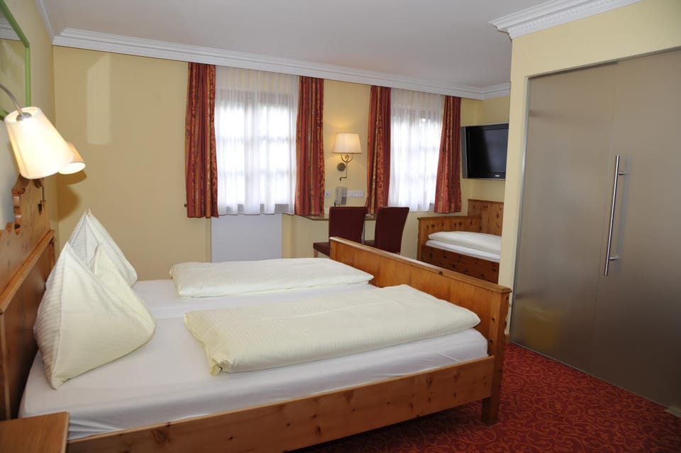 Bed, TV and multimedia, Photo of the whole room, Bedroom, wardrobe