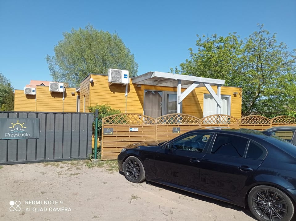 Facade/entrance, On site, Location, Parking