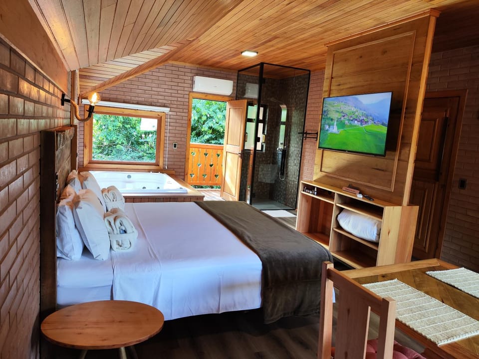 Bed, TV and multimedia, Photo of the whole room, Bedroom