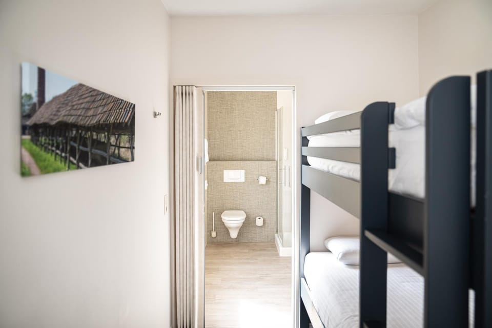 Toilet, Bed