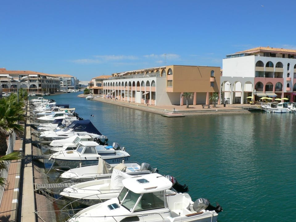 Appartement 2* à 500m de la plage avec parking privé - FR-1-338-404 Apartment in Occitanie