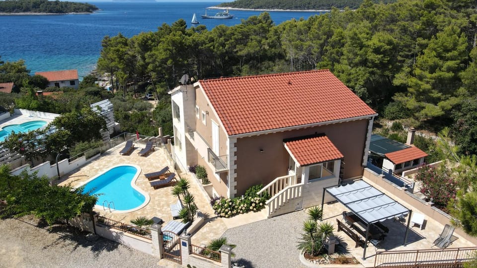 Property building, Day, Bird's eye view, Pool view, Sea view, Swimming pool, sunbed