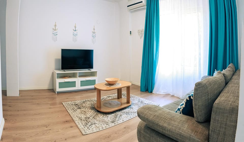 Communal lounge/ TV room, TV and multimedia, Living room, Seating area, Evening entertainment, air conditioner