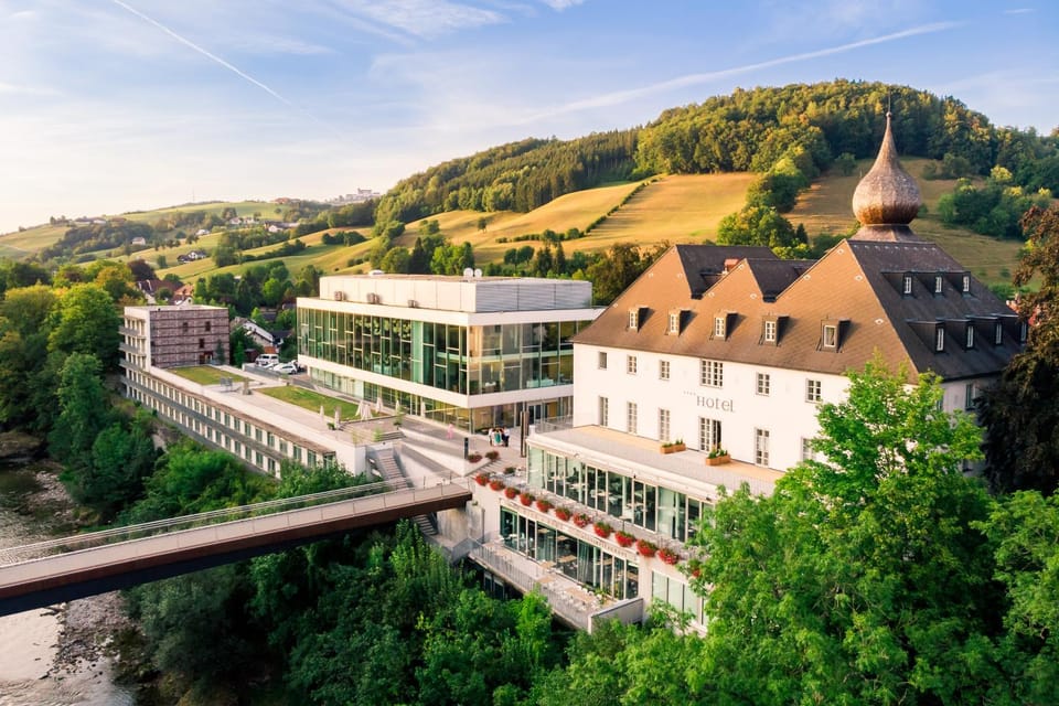 Property building, Facade/entrance, Neighbourhood, Natural landscape, Bird's eye view, City view, Mountain view, River view