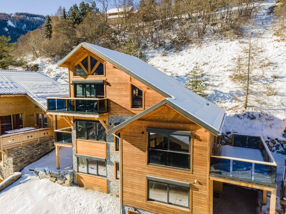 Property building, Day, Natural landscape, Winter, Mountain view