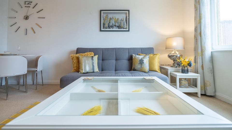 Hansen Court - Stylish Bay Apartment with Parking and River Views Apartment in Cardiff