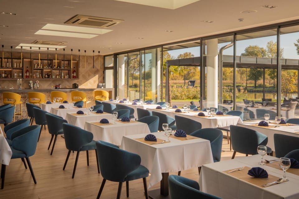 Patio, Restaurant/places to eat, Natural landscape, View (from property/room), Lounge or bar, Garden view, Lake view