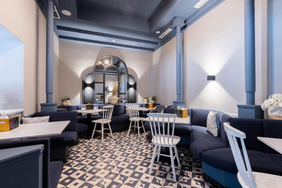 Restaurant/places to eat, Seating area, Breakfast