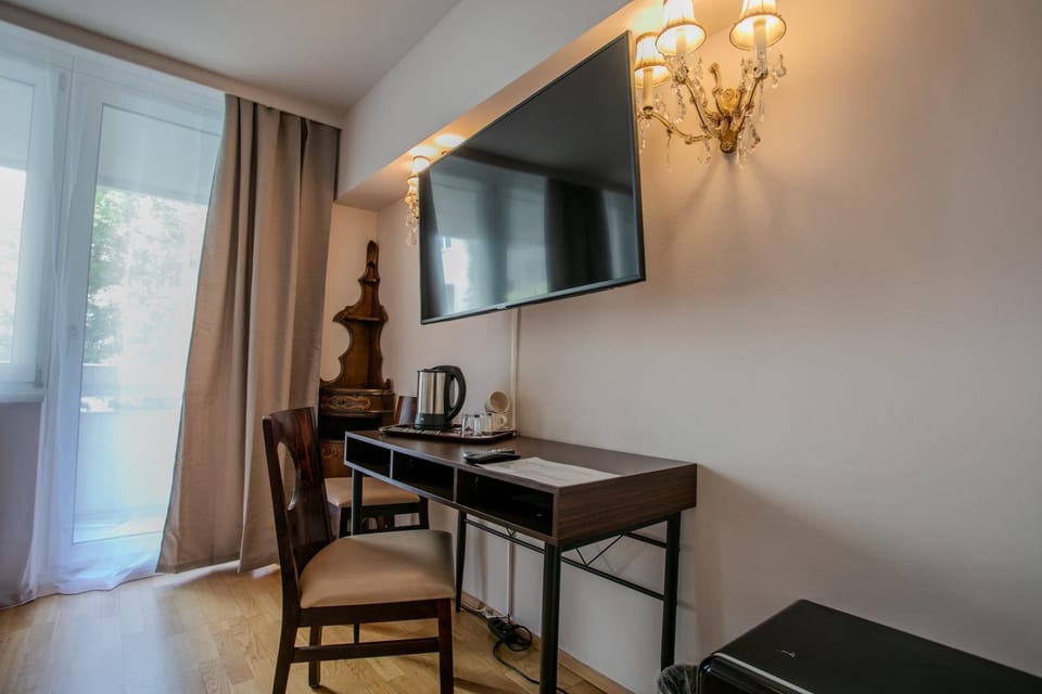 Bed, TV and multimedia, Coffee/tea facilities, Balcony/Terrace, Living room, Photo of the whole room, Garden view, towels, air conditioner