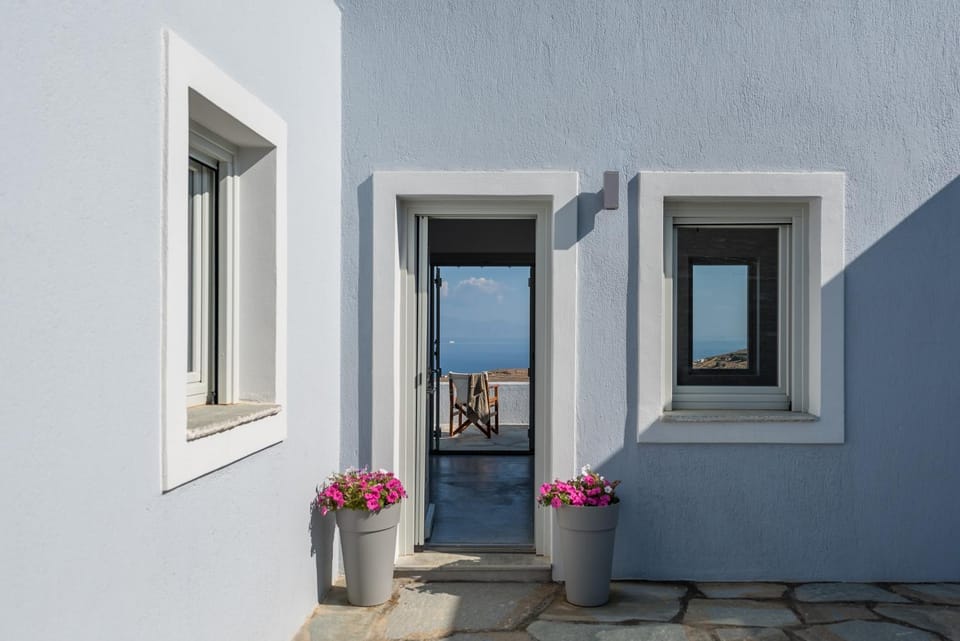 Facade/entrance, Balcony/Terrace, Sea view