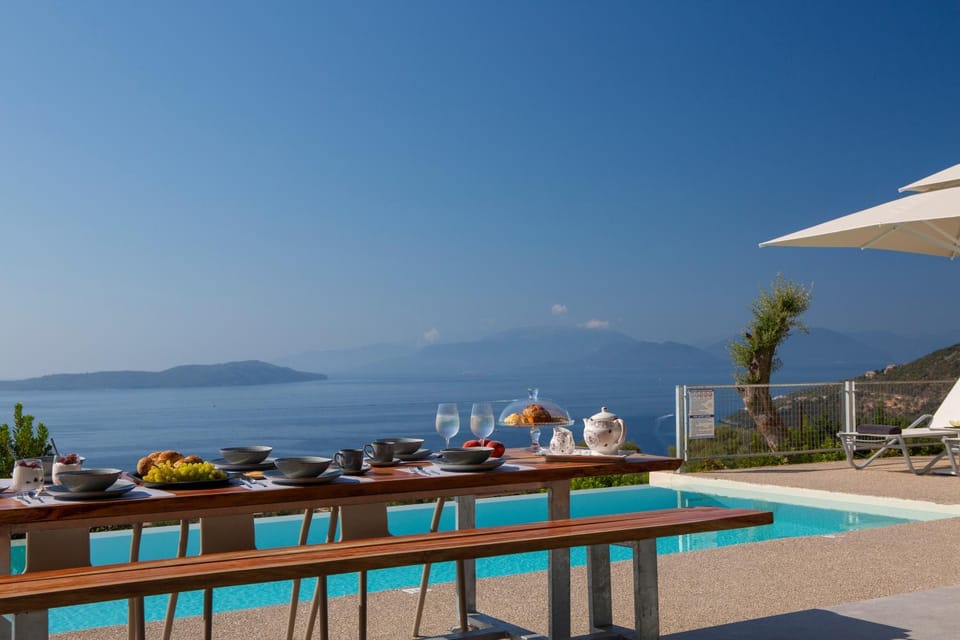 Mountain view, Pool view, Sea view