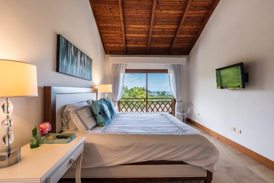 Bed, TV and multimedia, View (from property/room), Bedroom