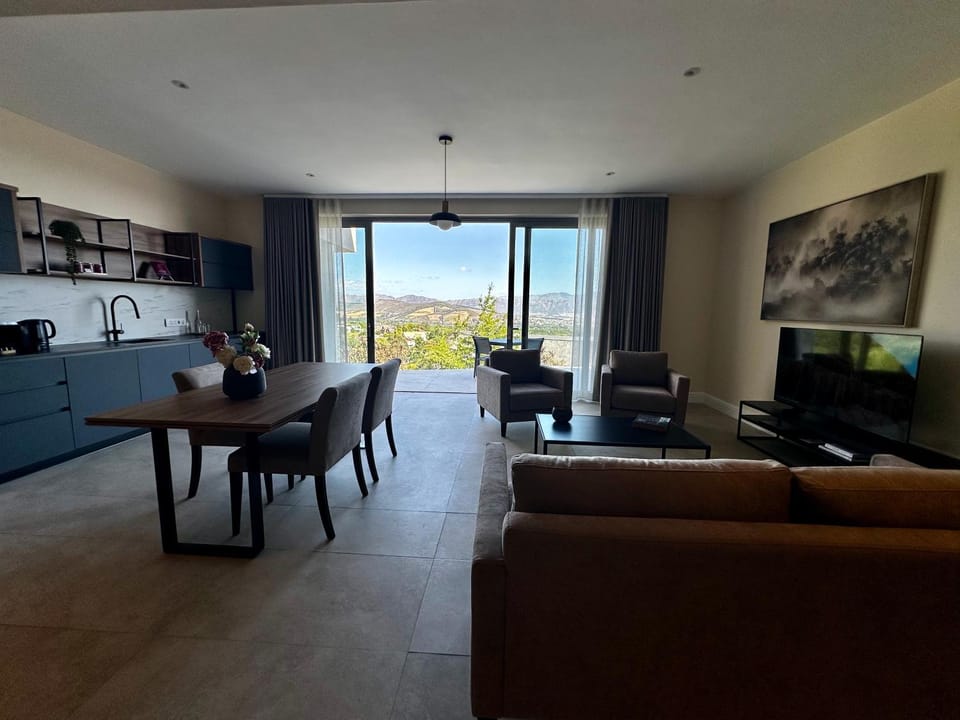 Natural landscape, TV and multimedia, Kitchen or kitchenette, Living room, Seating area, Dining area