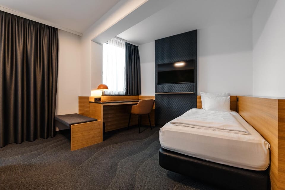 Bed, Natural landscape, TV and multimedia, Bedroom, Mountain view