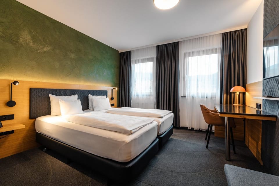 Bed, Natural landscape, TV and multimedia, Photo of the whole room, Bedroom, Mountain view
