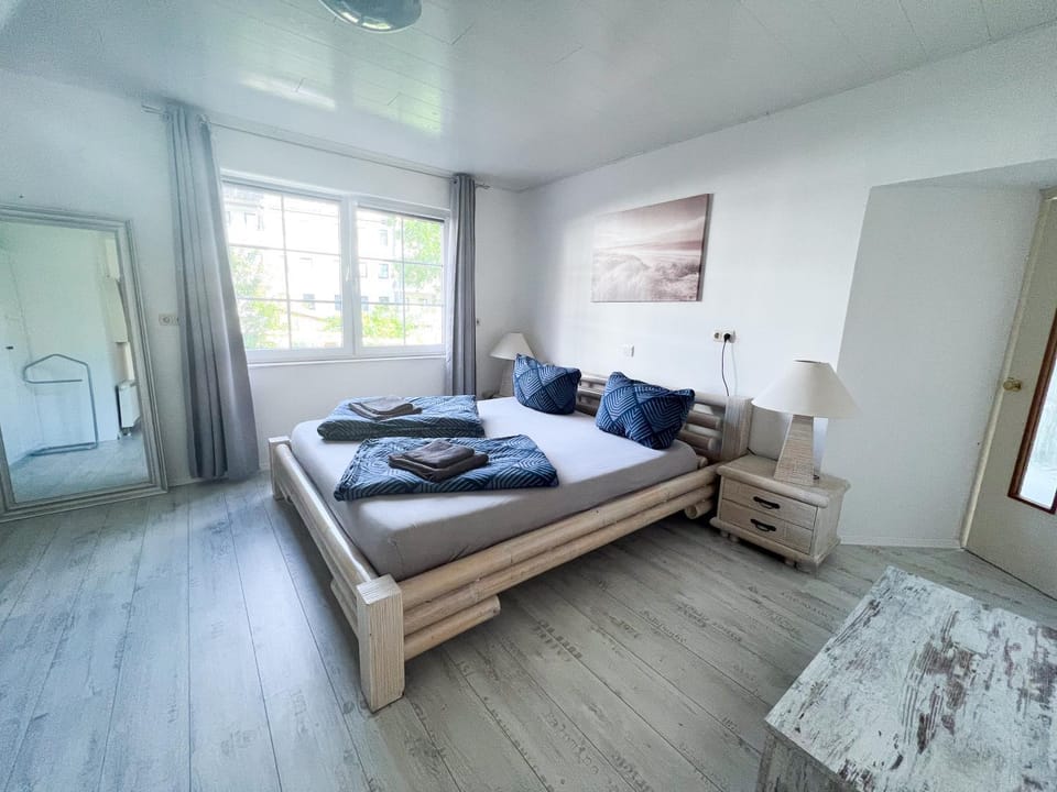 Bed, Photo of the whole room, Bedroom, Garden view, Alcoholic drinks, towels, wardrobe
