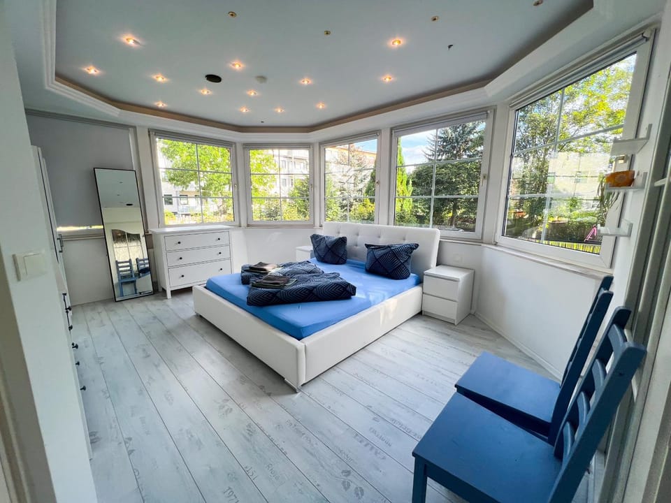 Bed, Bedroom, Alcoholic drinks