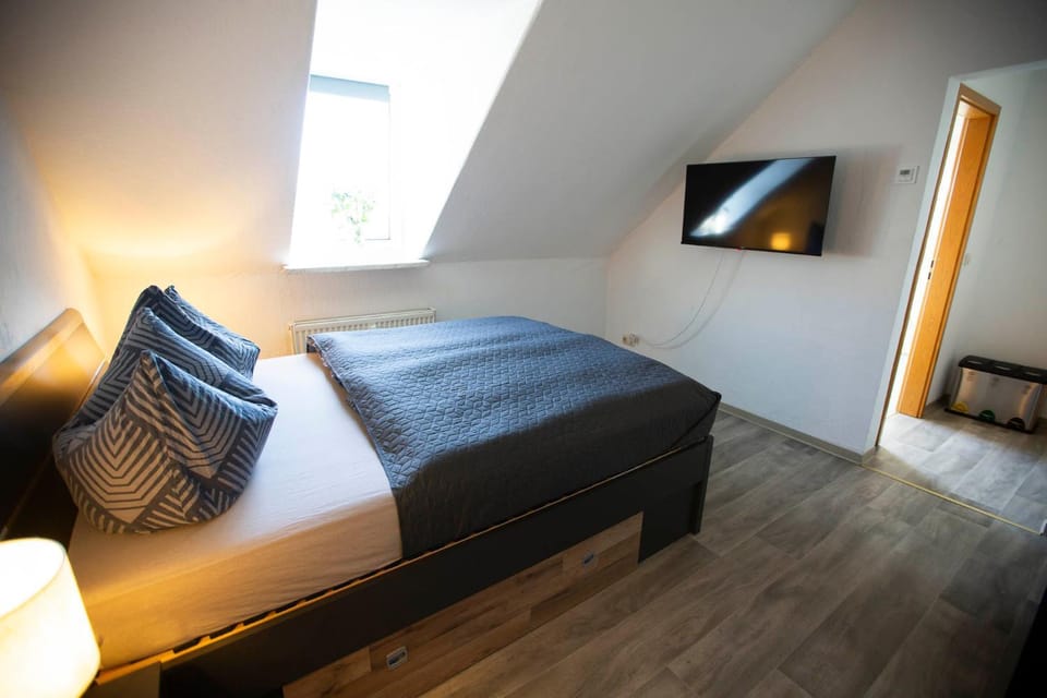 Bed, TV and multimedia, Photo of the whole room, Evening entertainment, Bedroom