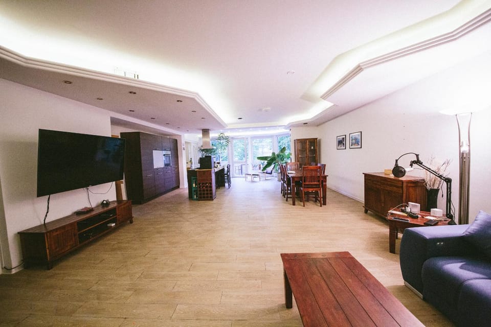 TV and multimedia, Kitchen or kitchenette, Living room, Lounge or bar, Seating area, Dining area, Evening entertainment