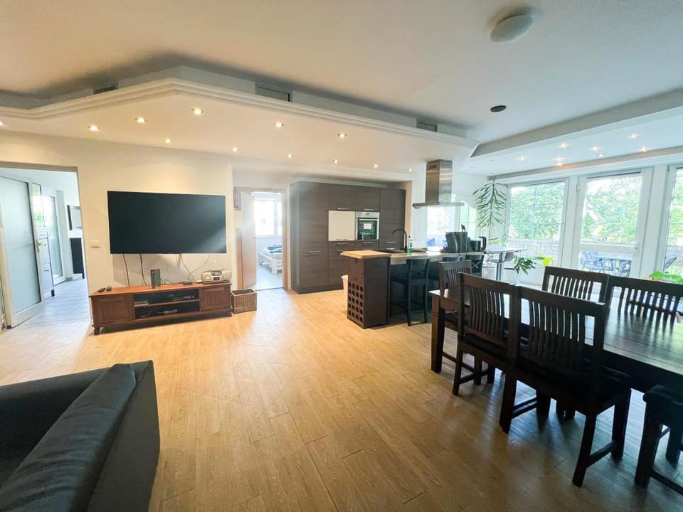 TV and multimedia, Kitchen or kitchenette, Living room, Seating area, Dining area, Evening entertainment