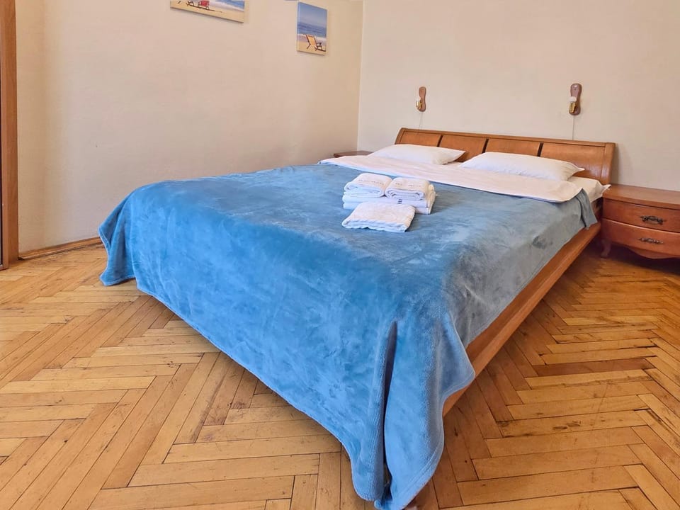 Bed, Photo of the whole room, Bedroom, towels